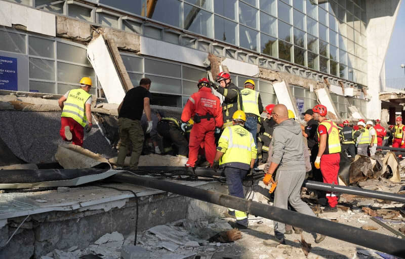 駅の屋根が一部崩落、14人死亡　セルビア北部ノビサド