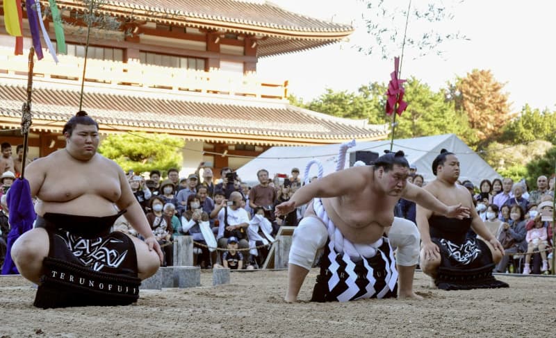 照ノ富士が奉納土俵入り　熊本で、子どもに胸出す