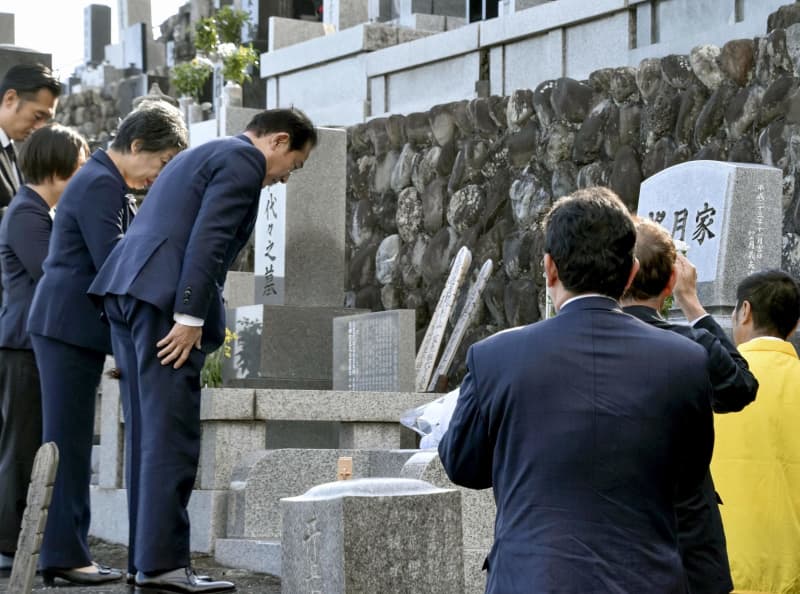 岸田前首相、望月元環境相の墓参　経験生かし、政局で恩返し