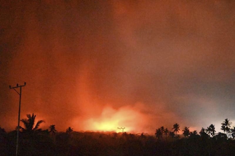 フロレス島で噴火、10人死亡　インドネシア、被災1万人超