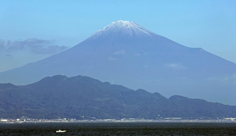 富士山、やっと冠雪　静岡側で積雪も正式発表まだ