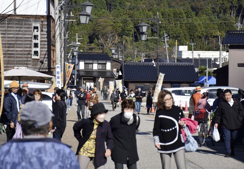 石川・輪島の仮設商店街にぎわう　本格営業でセレモニー