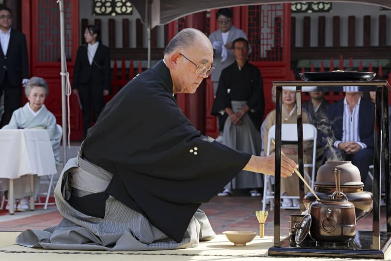 鄭成功生誕400年で献茶式　台湾で、平戸藩主の子孫