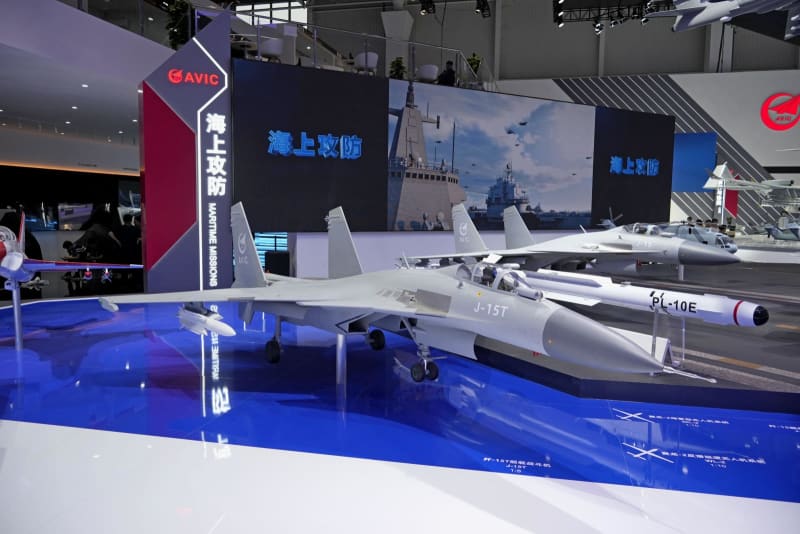 中国、空母艦載機「殲15」公開　航空ショー、無人ステルス機も