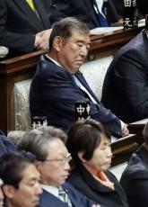 首相、指名選挙で居眠りか　うつむき目つぶる