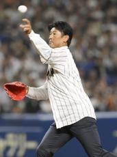 前回Vの稲葉監督が始球式　観客から大きな拍手