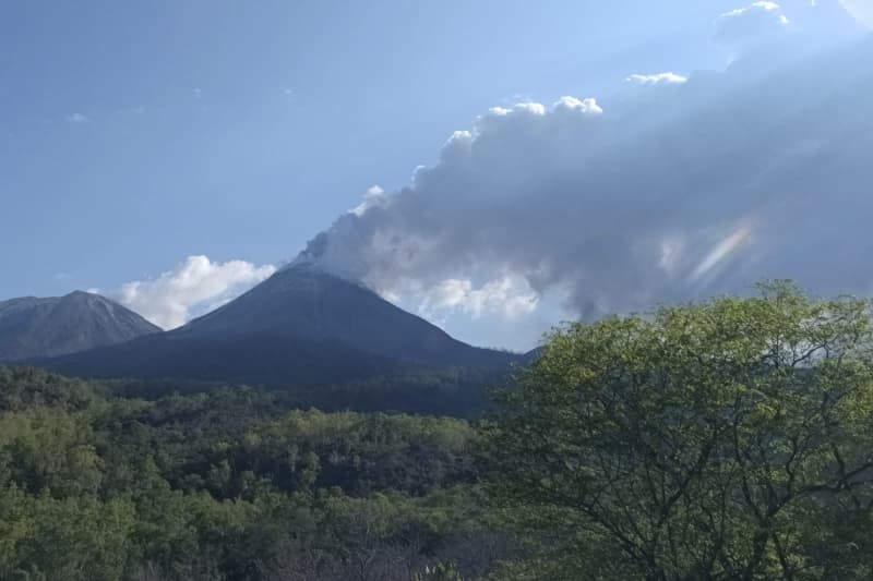 噴火続き、バリ島で欠航　インドネシア、空港閉鎖も