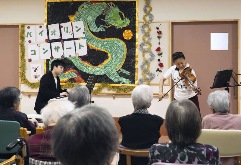 五嶋さん藤田さんに「元気出た」　石川・七尾の被災施設で演奏