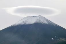 富士山、巨大な笠雲　真っ白に雪化粧