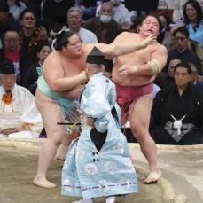 琴桜、豊昇龍が1敗で首位　12日目、新大関大里は勝ち越し