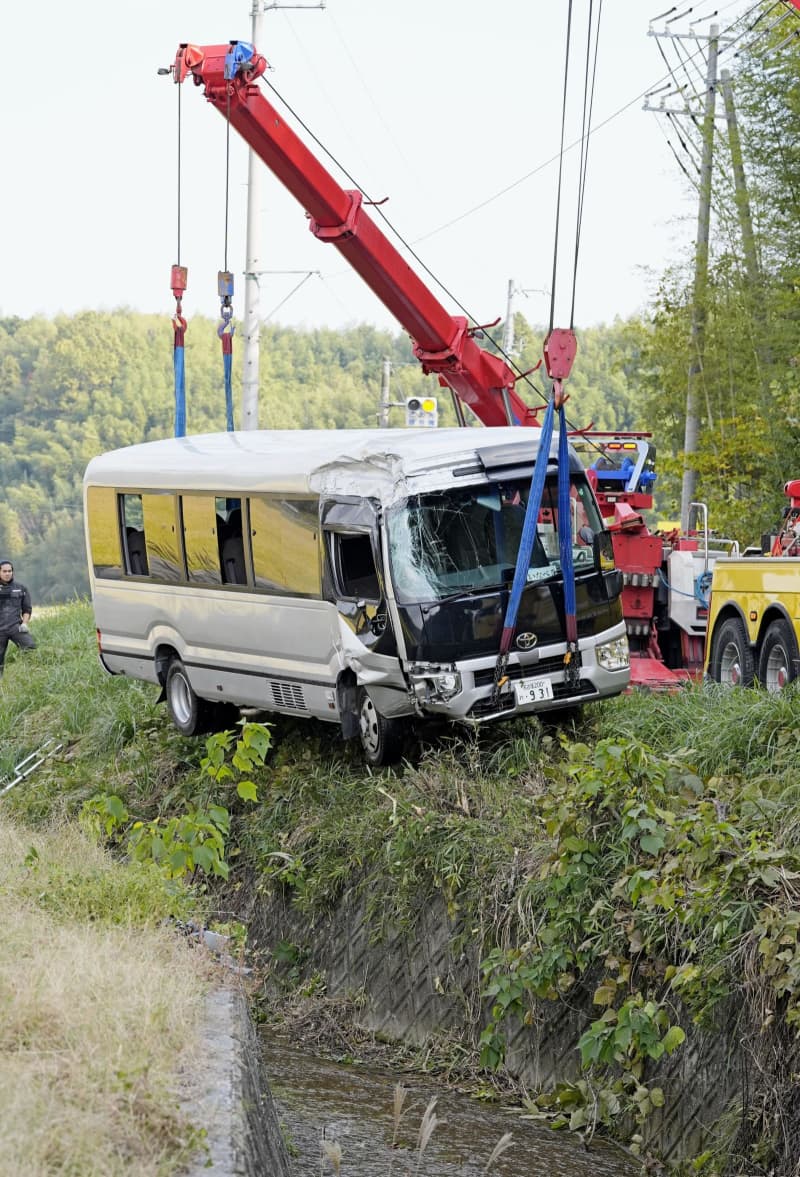 三重でバス転落、11人けが　3メートル下、全員命に別条なし