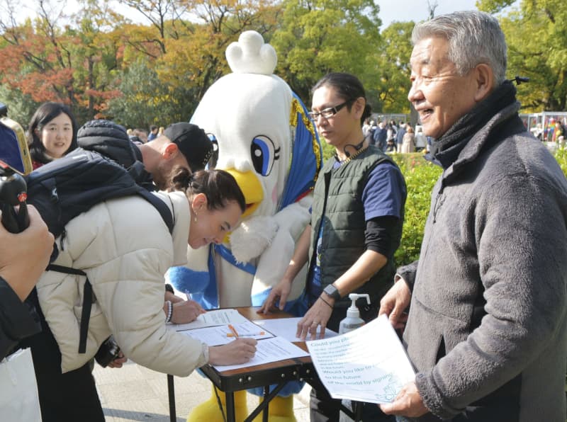 「受賞の喜びを平和への力に」　核廃絶へ、被爆者らが署名活動