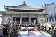 大阪のお寺でスノーボード大会　新種目レール、階段利用