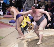 十両は金峰山が初優勝、九州場所　序二段は錦国が決定戦を制す