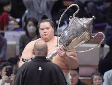 27歳の大関琴桜が初優勝　14勝1敗、相星の豊昇龍下す