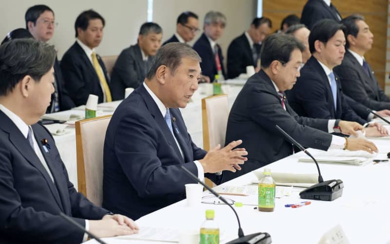 最低賃金引き上げへ、政労使会議　首相「官民で環境整備」