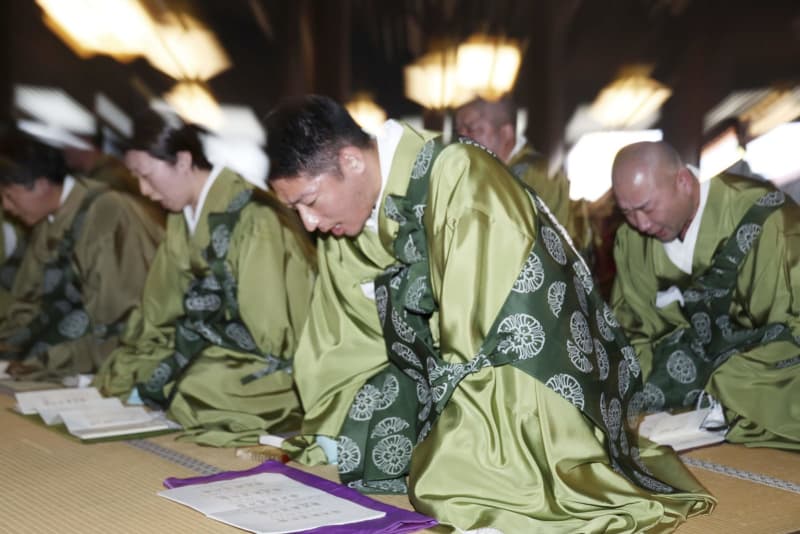 激しく体揺らし「坂東曲」　親鸞命日に念仏、東本願寺