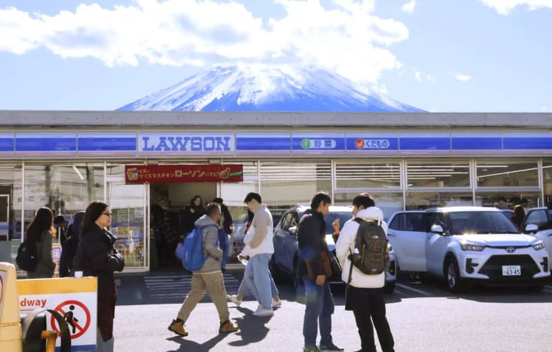 富士山撮影スポットの柵新設へ　山梨、車道横断対策でコンビニ側