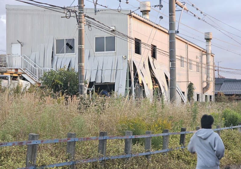 瓦工場で爆発か、男性死亡　愛知・高浜、線路に飛散物