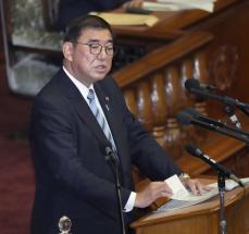 首相、自衛隊明記案を継承　改憲論議「与野党協調で」