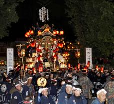 山車の行列華やぐ、秩父夜祭　日本三大曳山祭り