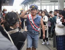 スギちゃんが一日署長に、愛知　「厳しく取り締まるぜぇ」