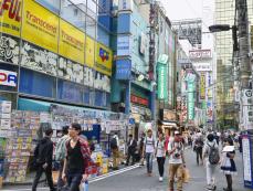 街角景気、3カ月ぶり改善　11月、気温低下で冬物伸び