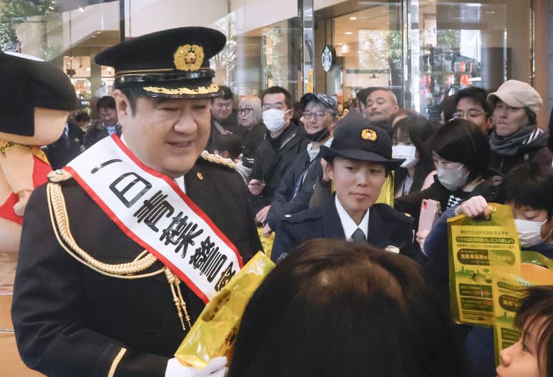 俳優の小手伸也さん、一日署長　神奈川県警、交通安全呼びかけ