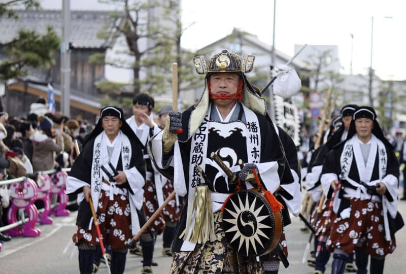 赤穂浪士に扮し行列練り歩き　俳優の内藤剛志さん参加、兵庫