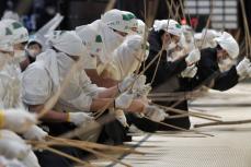 ほこり落として新年準備、京都　東西本願寺で「すす払い」