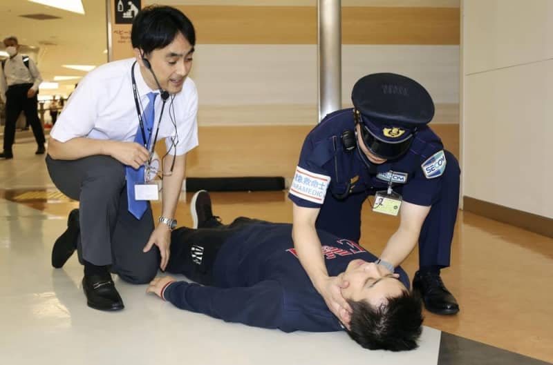 「二刀流」で守れ、空港の安全と命　成田に救命士警備員、セコムが国内初配置