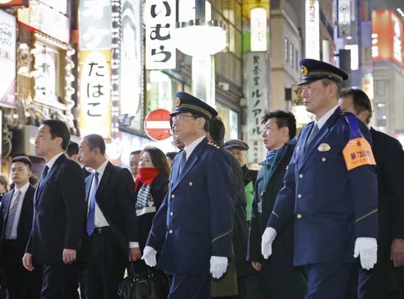 警視総監、歌舞伎町を巡視　年末年始の特別警戒