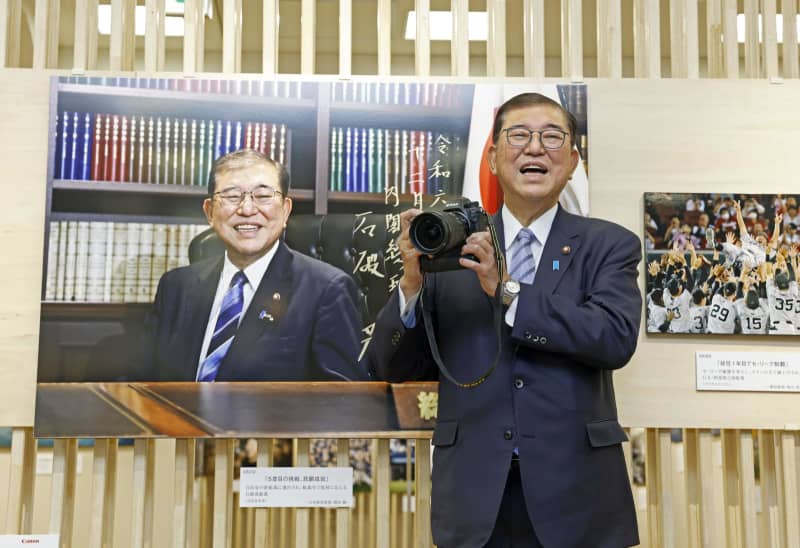 首相、能登被災地の写真鑑賞　「考えさせられた」