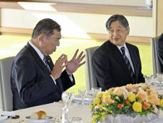 陛下、皇居で首相ら招き昼食会　秋篠宮さまも同席