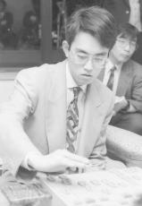 ＜あのころ＞羽生、将棋初の10代王者　35年前の12月27日