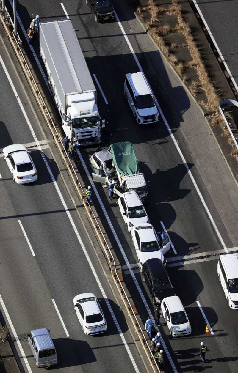 東名高速で多重事故、7人けが　軽傷か、東京・世田谷の上り線