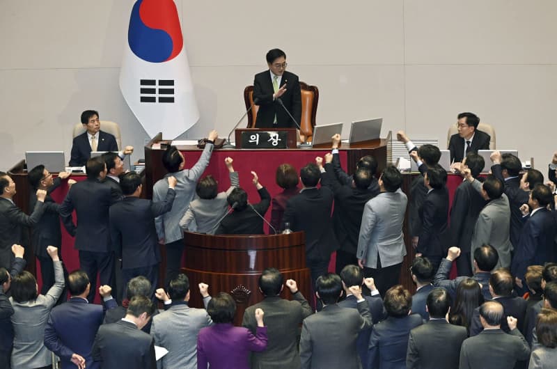 韓国国会、首相弾劾訴追案も可決　大統領代行の職務停止は初