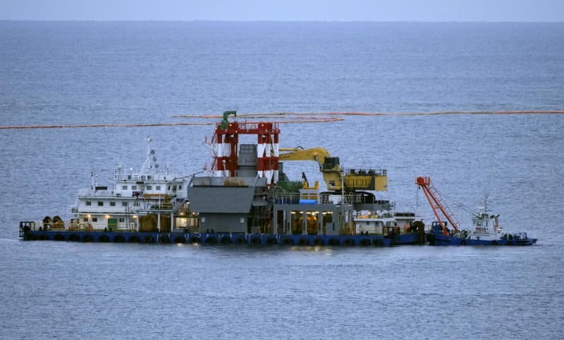 辺野古、軟弱地盤の工事始まる　7万本くい打ちへ、湾に砂投入