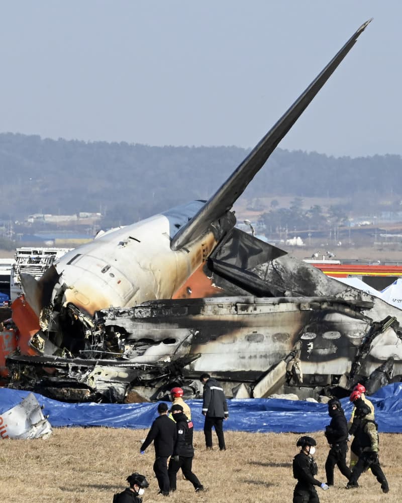 韓国機が着陸失敗、179人死亡　生存2人、チェジュ航空