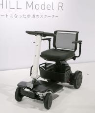 電動車いす、市場に熱気　デザインや安全性競う