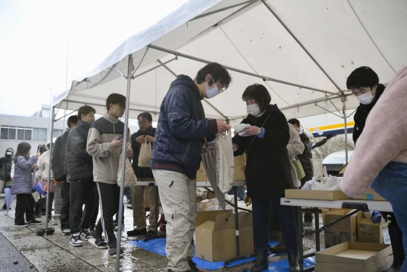 輪島の被災者に年越しそば配布　神社で300人