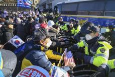 「拘束を諦めろ」尹氏支持者怒声　警察車両の進入阻止も