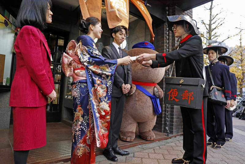 年賀状、いざ新春の街へ　東京・新宿郵便局で出発式