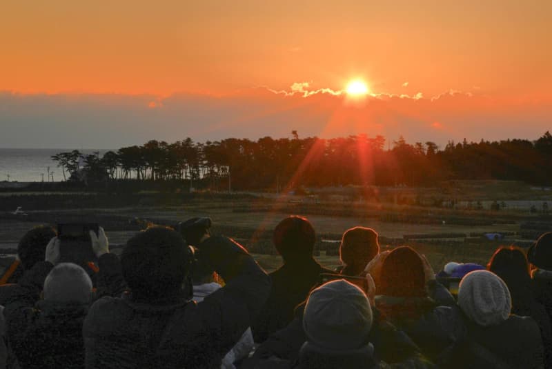 原発事故の福島から祈り　初日の出「平穏な1年を」