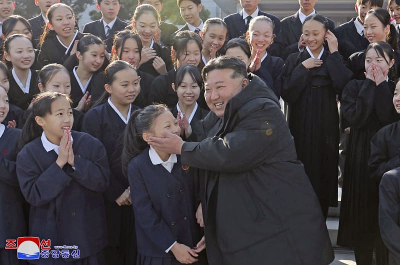 金正恩氏、朝鮮学校生徒と写真　「総連の担い手育成を」