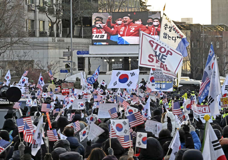 尹氏の支持者「捜査員逮捕しろ」　早期拘束訴える集会も