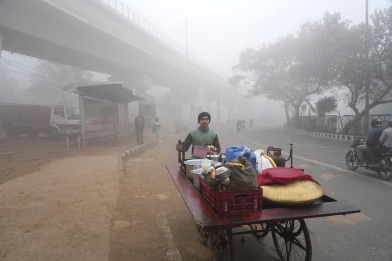 インド北部、濃霧で交通混乱　「視界ゼロ」の空港も