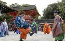 伝統装束で「蹴鞠初め」　京都・下鴨神社