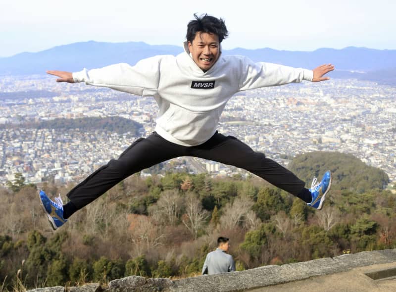 中日・大野、「1年でも長く」　恒例、京都の大文字山登山で始動