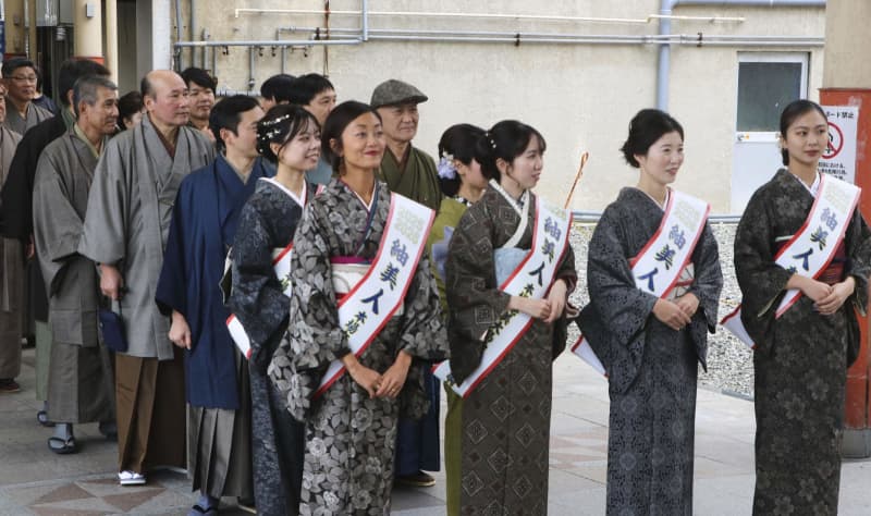 大島紬姿で200人行進　奄美、機織り体験も